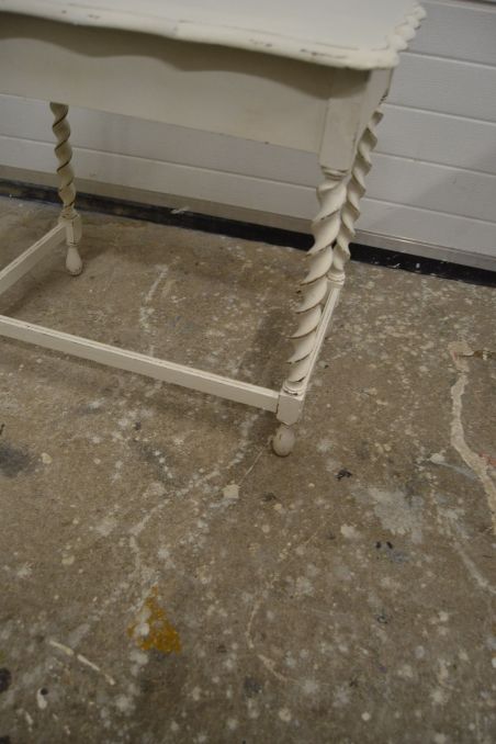 (n-5827) Valge väiksem laud (n-5827) Valge väiksem laud