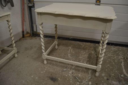 (n-5827) Valge väiksem laud (n-5827) Valge väiksem laud