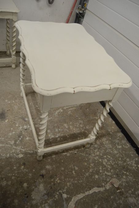 (n-5827) Valge väiksem laud (n-5827) Valge väiksem laud