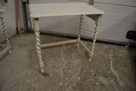 (n-5827) Valge väiksem laud (n-5827) Valge väiksem laud