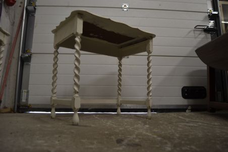 (n-5827) Valge väiksem laud (n-5827) Valge väiksem laud