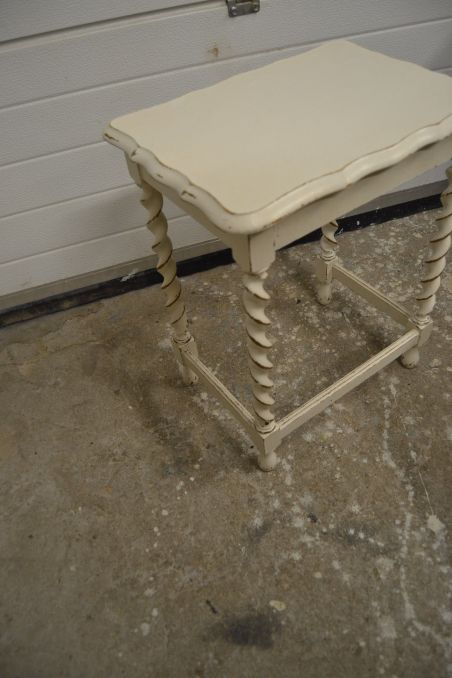 (n-5828) Valge väiksem lauake