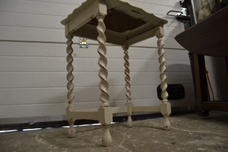 (n-5828) Valge väiksem lauake