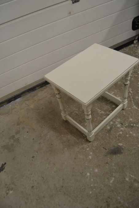 (n-5833) Valge lauake