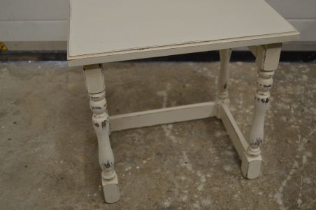 (n-5833) Valge lauake