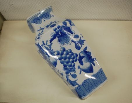 (n-5852) Suur uhke vaas (n-5852) Suur uhke vaas