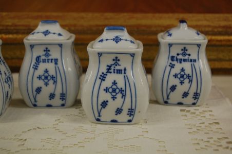 (n-5887) Õlelillemustriga väikesed toosid, 5tk komplektis