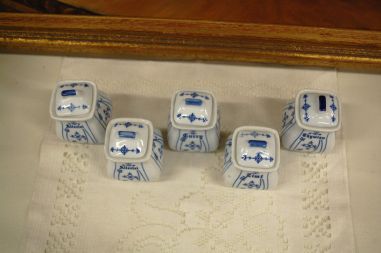 (n-5887) Õlelillemustriga väikesed toosid, 5tk komplektis