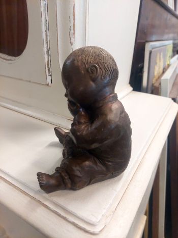 (n-5894) Leonida väiksem täismassist kuju, laps karuga 2