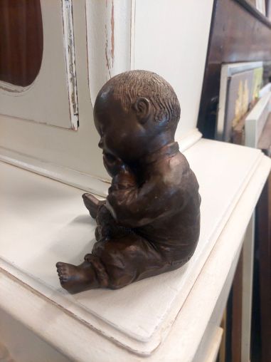 (n-5894) Leonida väiksem täismassist kuju, laps karuga