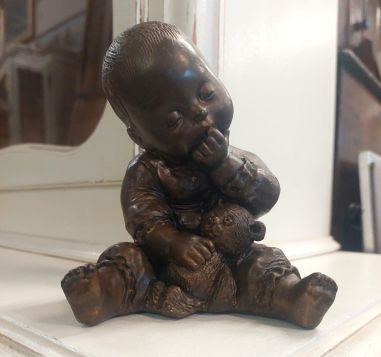 (n-5894) Leonida väiksem täismassist kuju, laps karuga