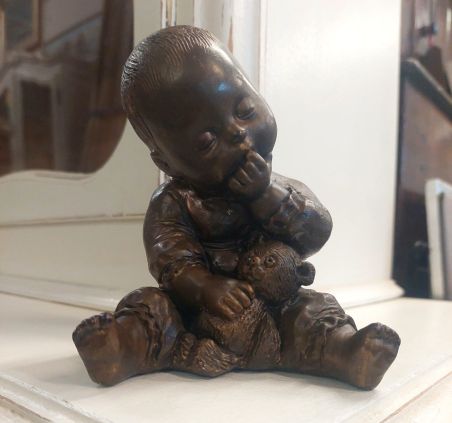 (n-5894) Leonida väiksem täismassist kuju, laps karuga