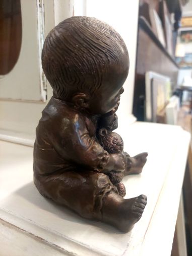 (n-5894) Leonida väiksem täismassist kuju, laps karuga