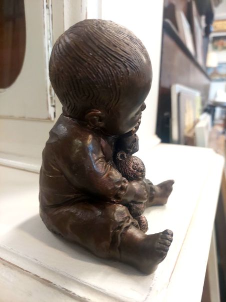 (n-5894) Leonida väiksem täismassist kuju, laps karuga