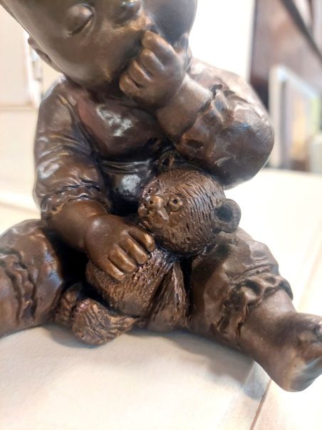 (n-5894) Leonida väiksem täismassist kuju, laps karuga