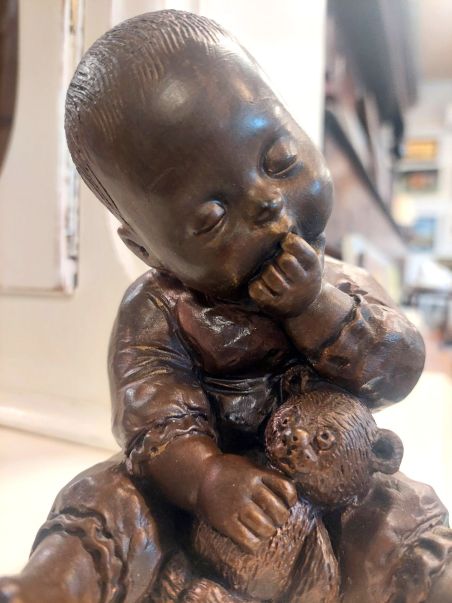 (n-5894) Leonida väiksem täismassist kuju, laps karuga