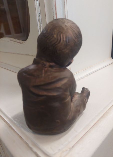 (n-5894) Leonida väiksem täismassist kuju, laps karuga