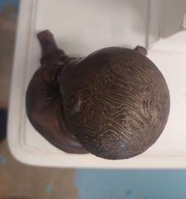 (n-5894) Leonida väiksem täismassist kuju, laps karuga