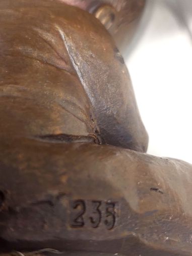 (n-5894) Leonida väiksem täismassist kuju, laps karuga