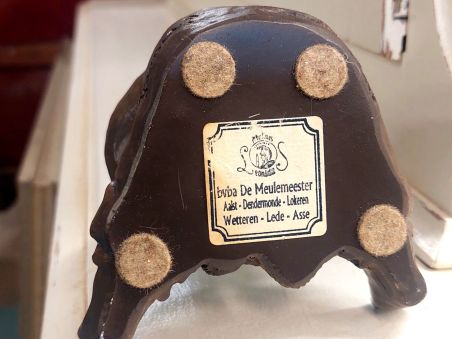 (n-5894) Leonida väiksem täismassist kuju, laps karuga