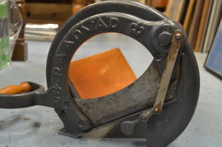 (n-6114) Vana  leivalõikur RAADVAD