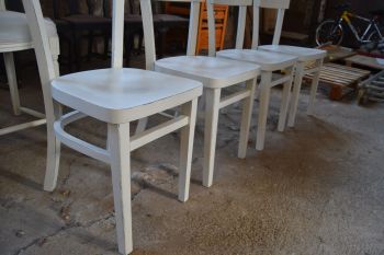 (n-6140) Valged vineerpõhjaga toolid, 4 tk komplektis 2