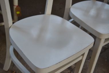 (n-6140) Valged vineerpõhjaga toolid, 4 tk komplektis