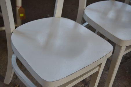 (n-6140) Valged vineerpõhjaga toolid, 4 tk komplektis