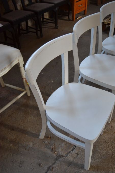 (n-6140) Valged vineerpõhjaga toolid, 4 tk komplektis