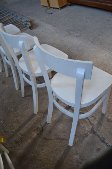 (n-6140) Valged vineerpõhjaga toolid, 4 tk komplektis