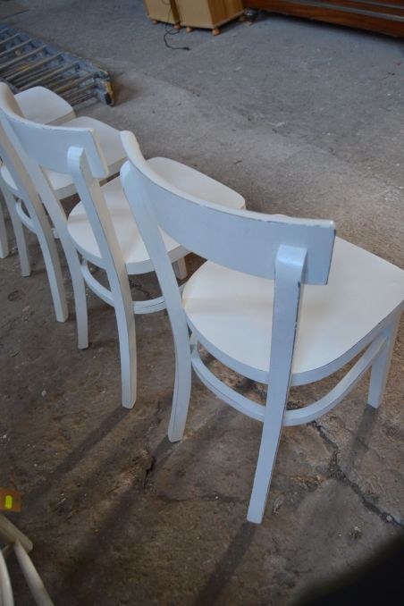 (n-6140) Valged vineerpõhjaga toolid, 4 tk komplektis