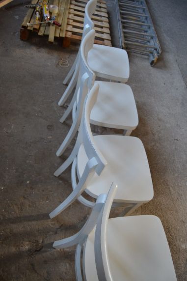 (n-6140) Valged vineerpõhjaga toolid, 4 tk komplektis