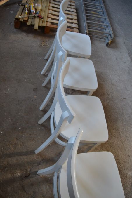 (n-6140) Valged vineerpõhjaga toolid, 4 tk komplektis