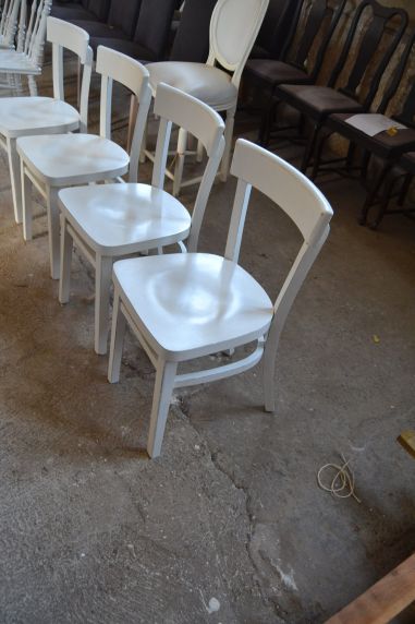 (n-6140) Valged vineerpõhjaga toolid, 4 tk komplektis