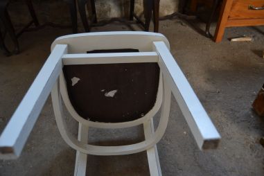 (n-6140) Valged vineerpõhjaga toolid, 4 tk komplektis