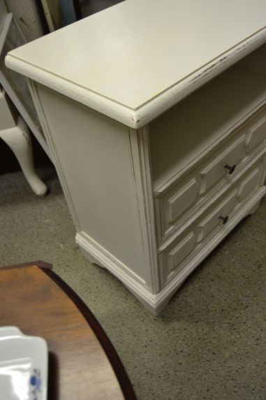 (n-6144) Valge kummut