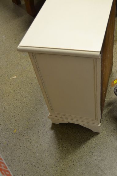 (n-6144) Valge kummut