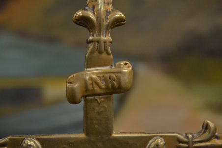 (n-6055) Krustifiksiga metallist rist (n-6055) Krustifiksiga metallist rist