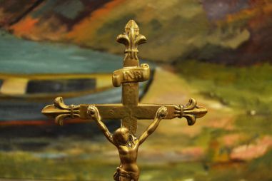 (n-6055) Krustifiksiga metallist rist