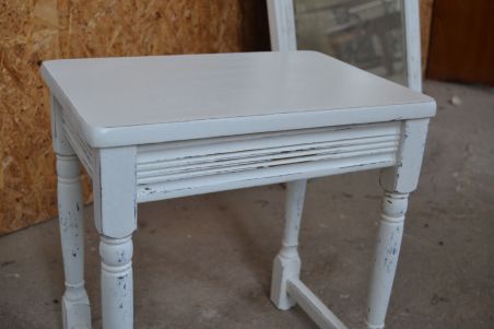 (n-6217) Valge lauake, postament