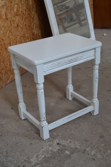 (n-6217) Valge lauake, postament