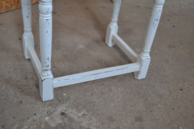 (n-6217) Valge lauake, postament