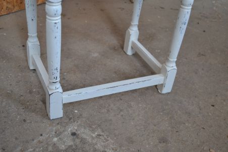 (n-6217) Valge lauake, postament