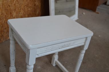 (n-6217) Valge lauake, postament