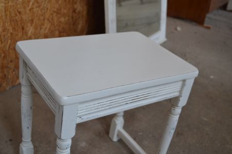 (n-6217) Valge lauake, postament