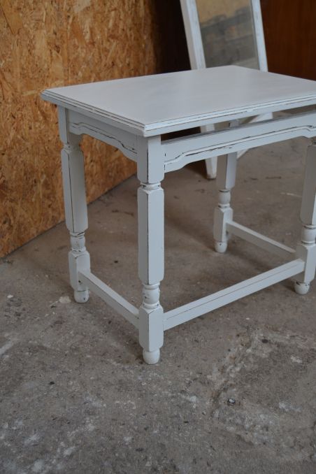 (n-6218) Valge lauake , postament