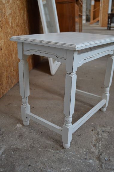 (n-6218) Valge lauake , postament