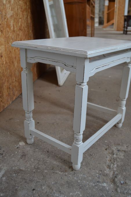 (n-6218) Valge lauake , postament