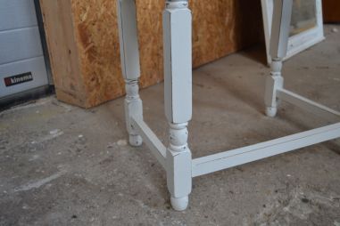 (n-6218) Valge lauake , postament