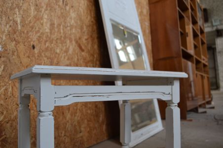 (n-6218) Valge lauake , postament